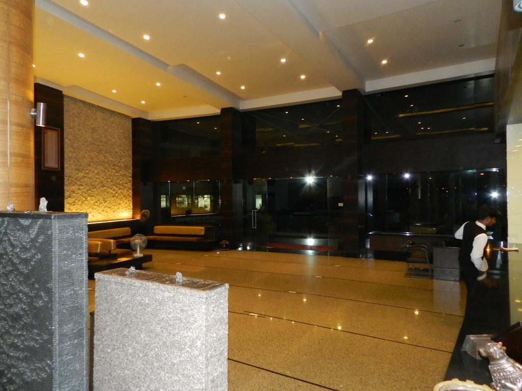 Hotel Rock Regency Toranagallu Eksteriør bilde